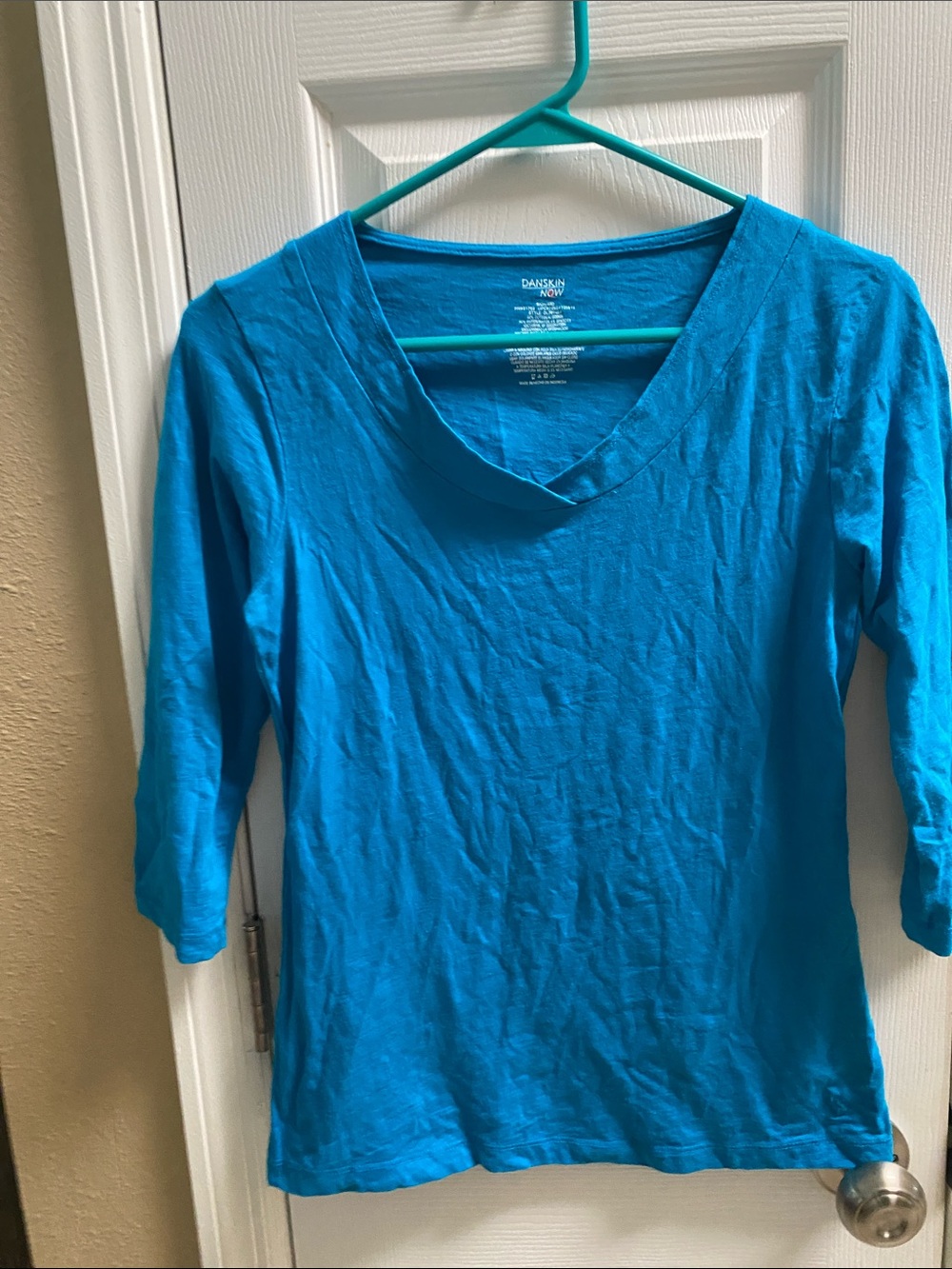 Danskin v neck, 3/4 sleeve top